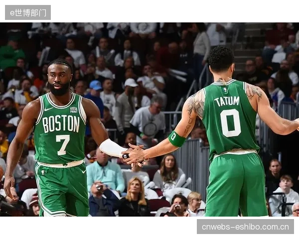 为遏制超级球队，NBA等联盟通过在劳资协议中设置“第二围裙”等奢侈税线，显著增加了高薪球队的操作难度